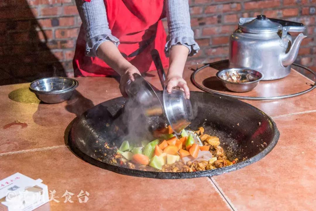 藏在昆明老厂房里的柴火鸡，一款酱料价值百万，连续排队5年