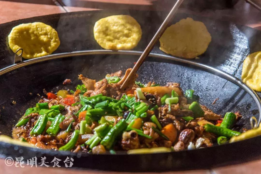 藏在昆明老厂房里的柴火鸡，一款酱料价值百万，连续排队5年