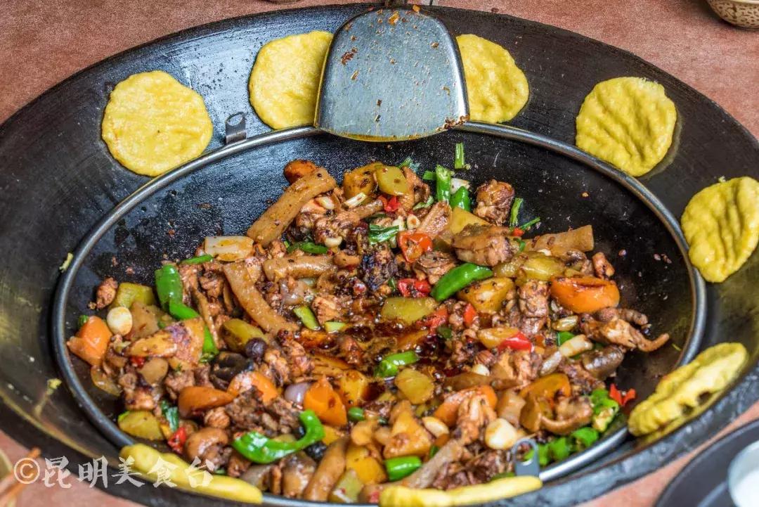 藏在昆明老厂房里的柴火鸡，一款酱料价值百万，连续排队5年