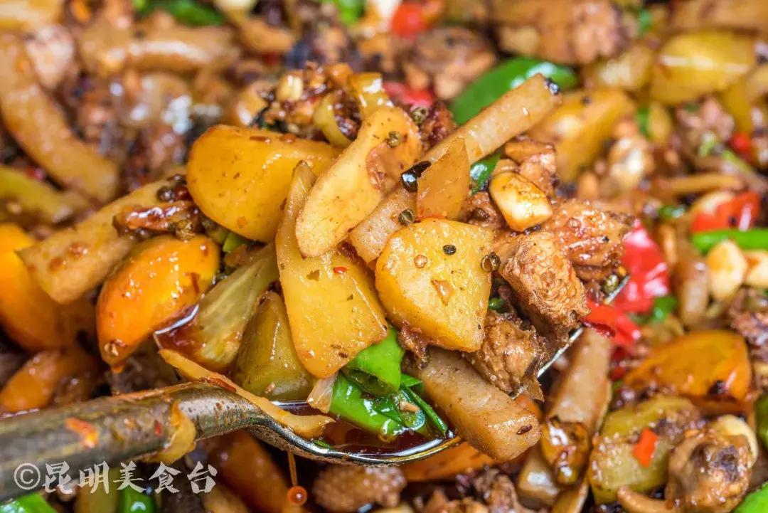 藏在昆明老厂房里的柴火鸡，一款酱料价值百万，连续排队5年