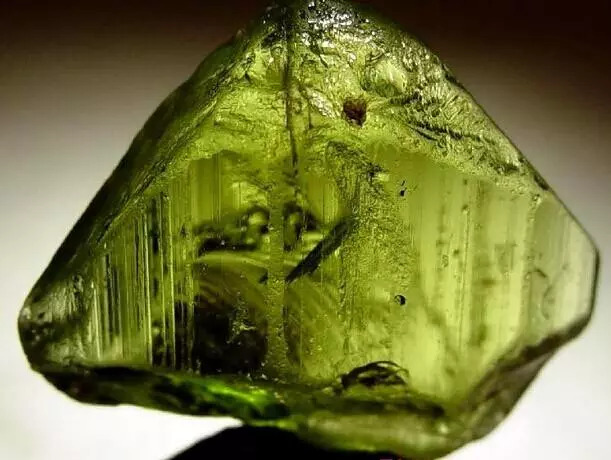 少年科学粉每日一题｜色彩斑斓、有棱有角！矿物晶体是怎么做到的？