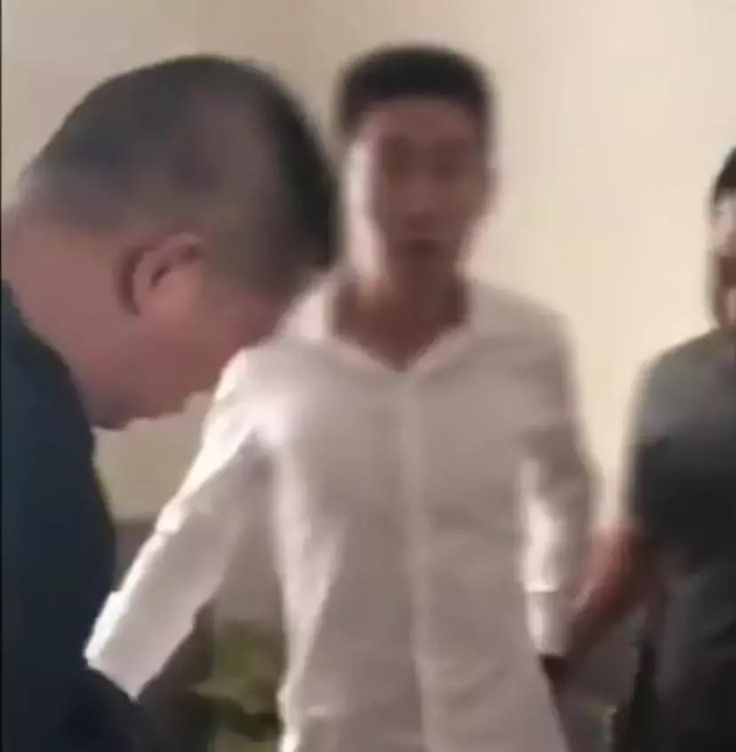 男子下决心花一千元,男子花重金买网络装备女友卖掉