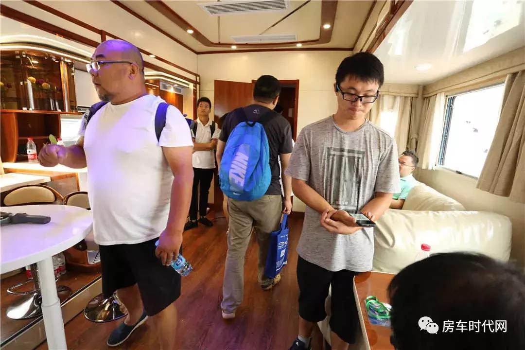 一万元房车两室一厅,一万元左右的房车旅行