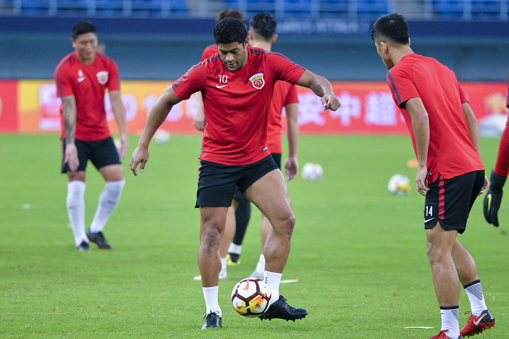 转投别家？胡尔克穿着小黑鞋亮相中超赛场