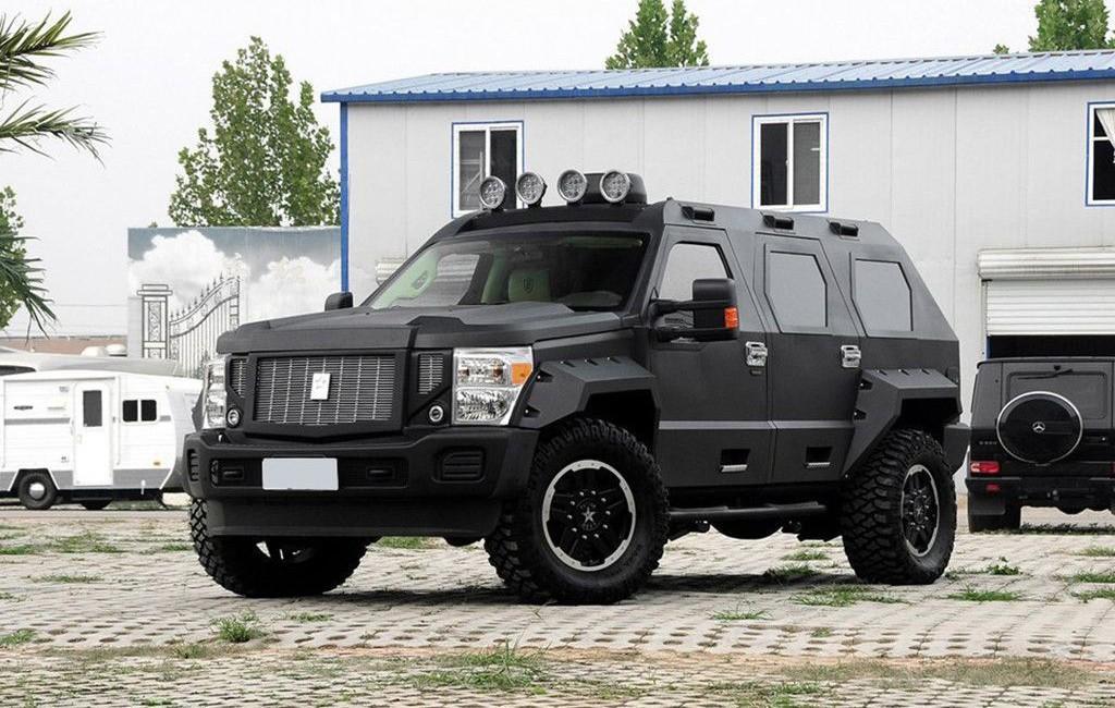 台风来袭司机开车险被树砸中,台风天车子被树砸报废