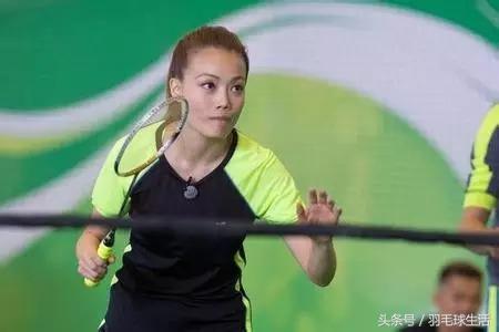 打羽毛球最美的女的,一大群美女打羽毛球