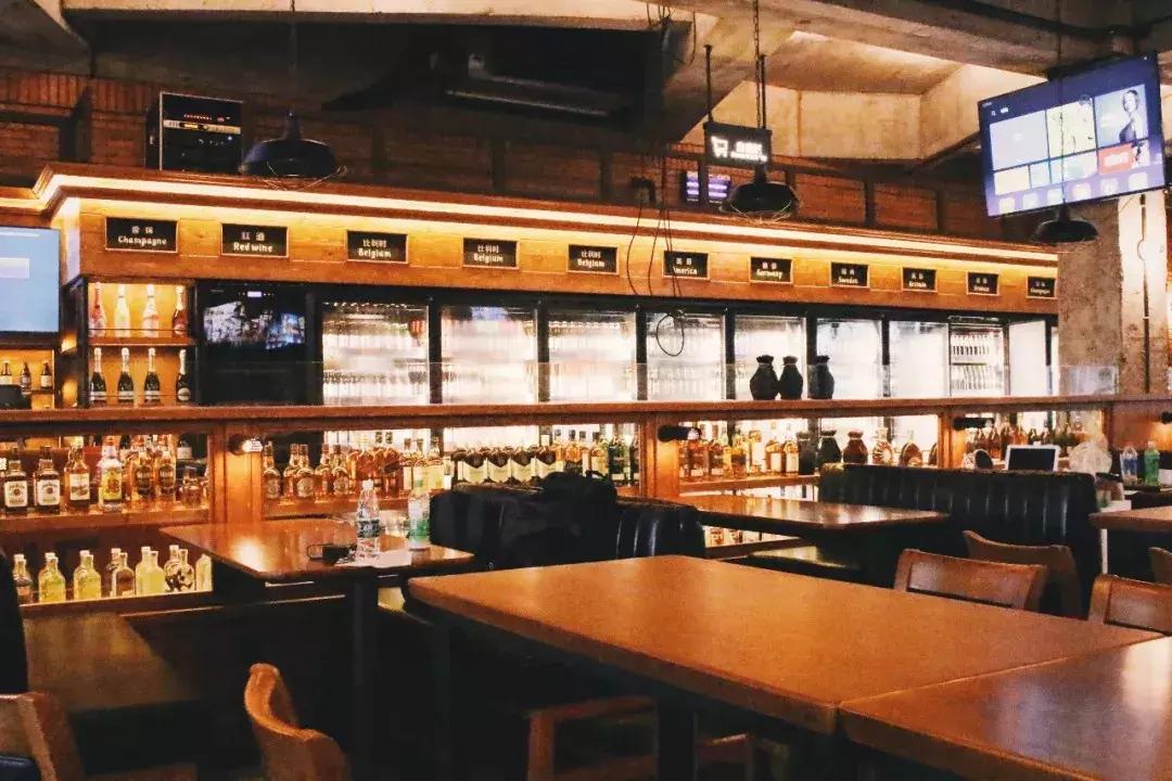 畅饮半个月！这家“自选型”酒吧就在民歌湖酒吧街！