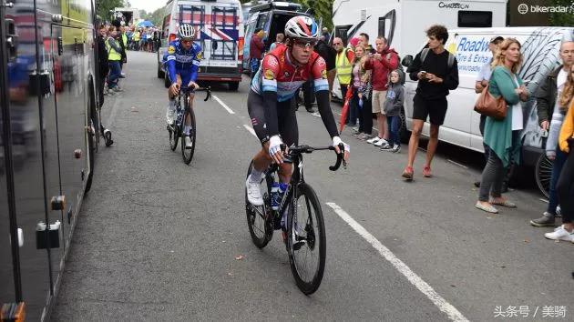 器材盛宴环英国上的车手战车