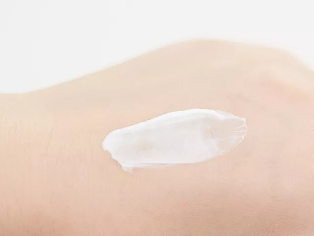 脚干裂脱皮的必备神器,脚部干裂起皮涂它全好了