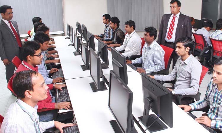 怎么在同事面前表现得很有城府,同事心机很深