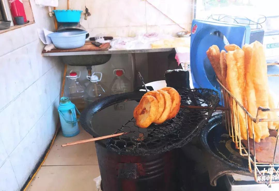 一方天地两柄勺！藏在十堰小区里的这些面窝摊，全靠熟人带路