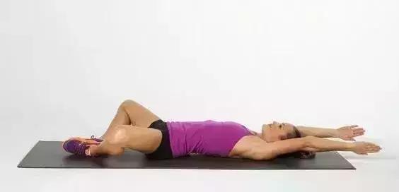 一个动作坚持一周就能把腿变直,万万没想到这个动作会毁了你的腰