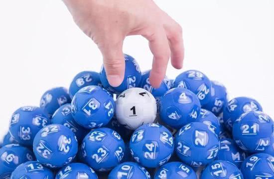 会计靠数学公式中彩票,美国彩票开出14亿元头奖无人领
