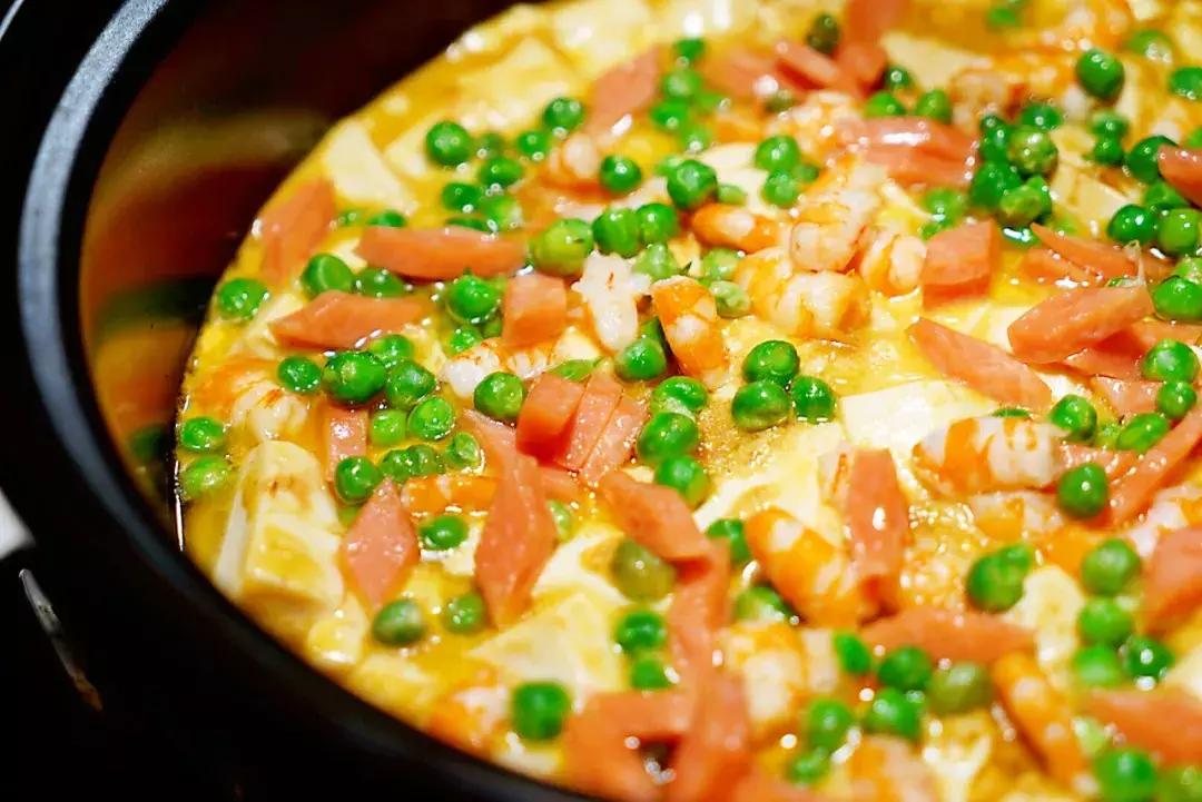 蟹黄味蟹香馥郁入口松脆,蟹黄的肥美鲜香