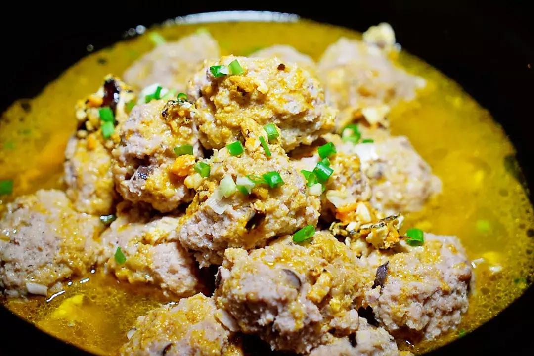 蟹黄味蟹香馥郁入口松脆,蟹黄的肥美鲜香