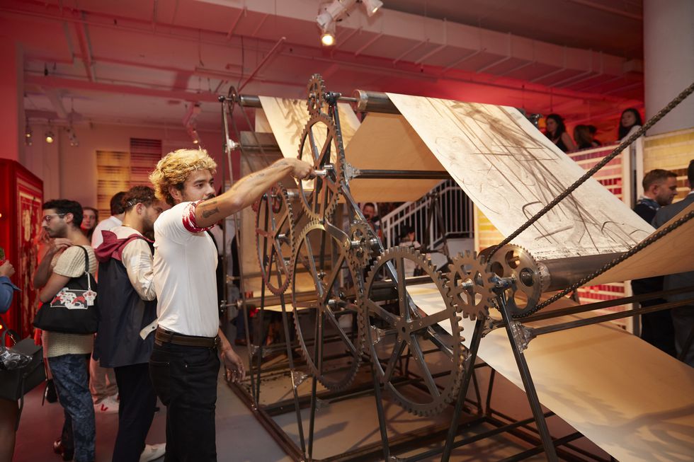 Hermès丝巾为何让全世界女人都着迷？爱马仕丝巾俱乐部给你解答