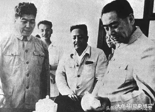 为何不动香港？看看毛*东泽**周恩来的战略眼光