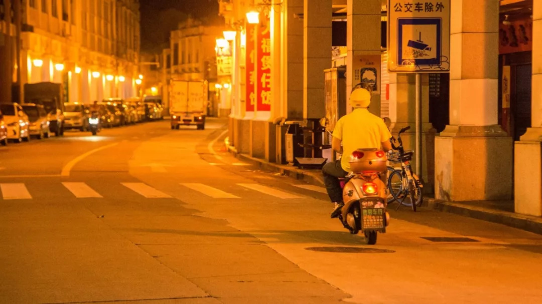 当你抱怨生活太难时,当你抱怨生活不易时