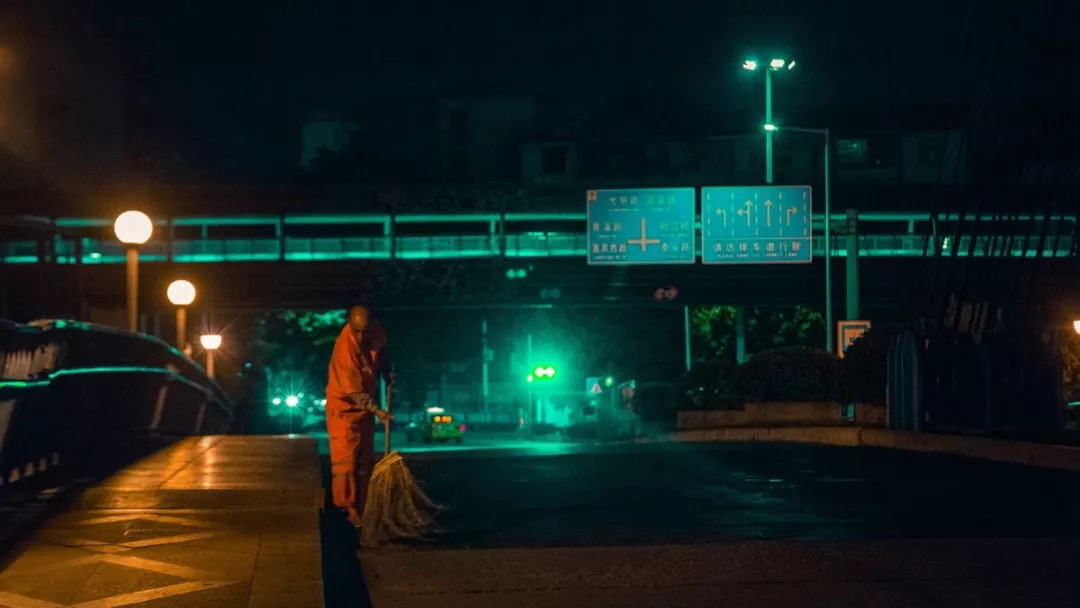 当你抱怨生活太难时,当你抱怨生活不易时