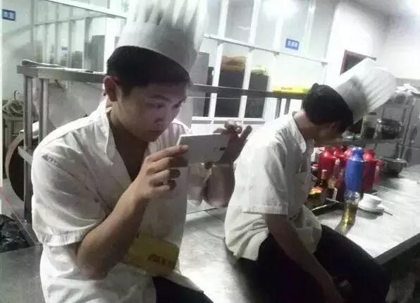 餐饮员工上班玩手机怎么去说,餐饮行业上班收手机正常吗