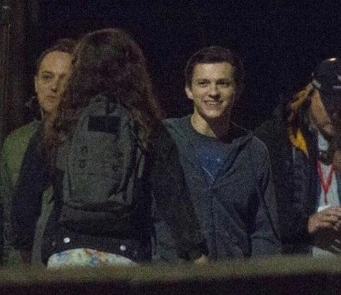 蜘蛛侠要谈恋爱了，荷兰弟与同班女生晚上约会，身高还比人家低