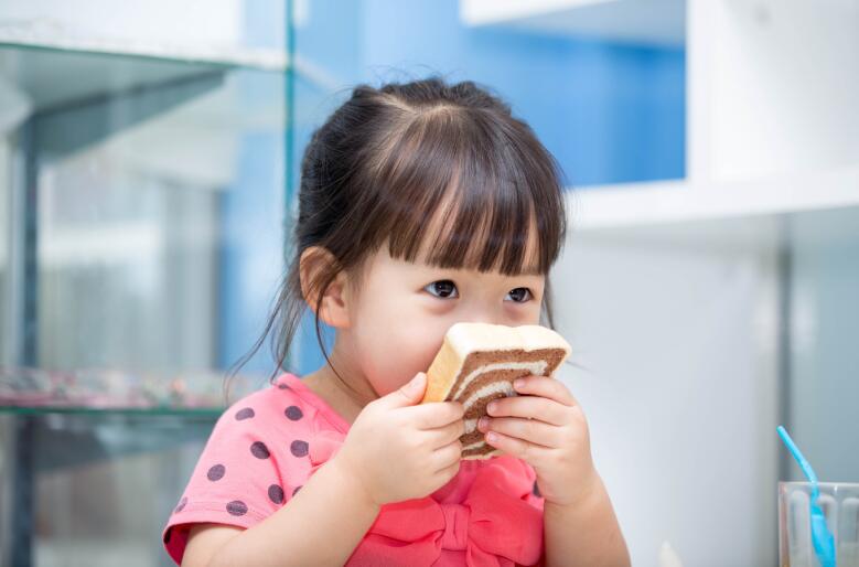 三个月宝宝大便干燥能吃香蕉吗,孩子吃香蕉便秘怎么办