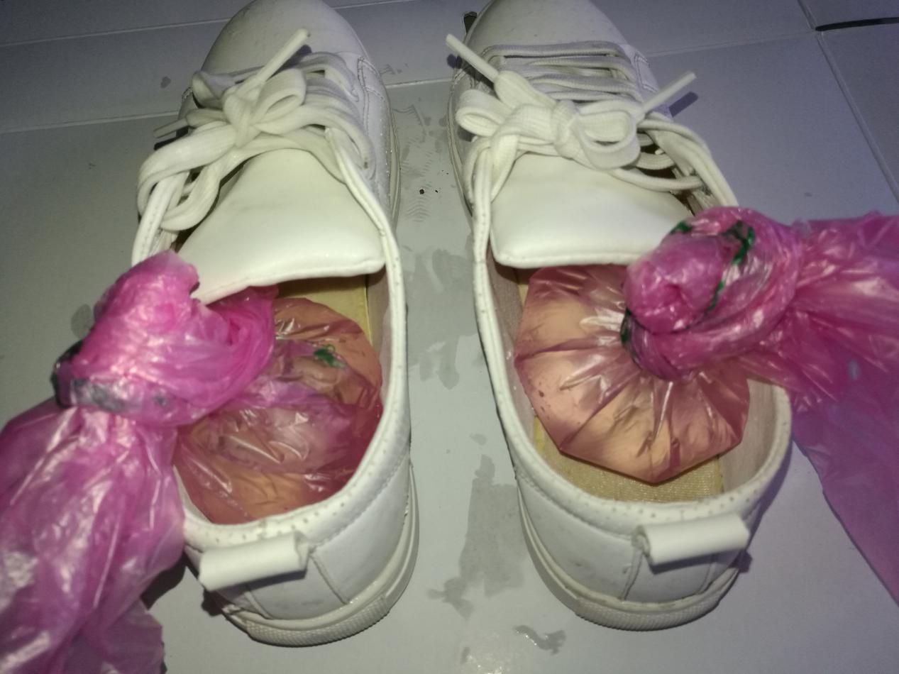 新买的鞋子小了很伤脚，巧用一袋水，轻松搞定！