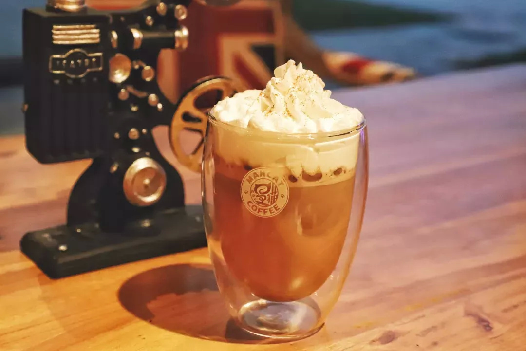 在漫猫喝咖啡，那种无忧的心情，仿佛随着维也纳音符飘到云间……