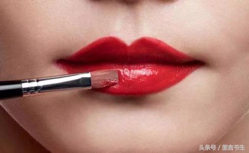 这才是正确的涂口红方式,怎么涂口红不脱色