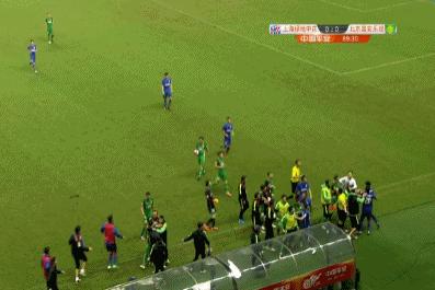 中国足球为什么不行？深圳外援道破天机：球员缺乏斗志，冲突不停