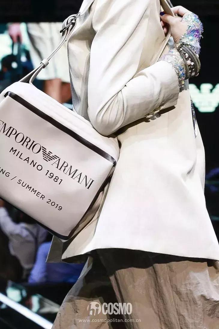 丫丫已经美“腻”了！于是穿上EmporioArmani帅气一回