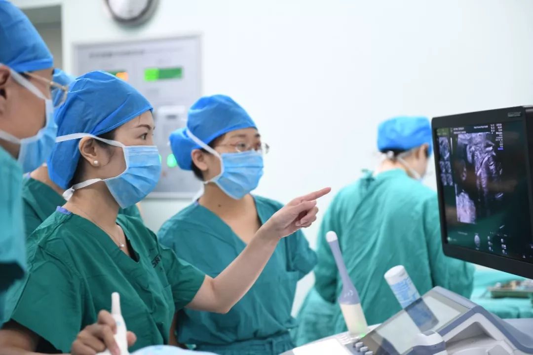 隔着肚皮给胎儿做手术,胎儿在肚子里做心脏手术