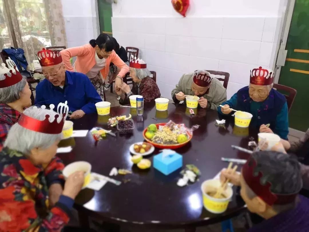 节日丨老人、孤残儿童、流浪人员……没有家人的陪伴，他们同样幸福过节