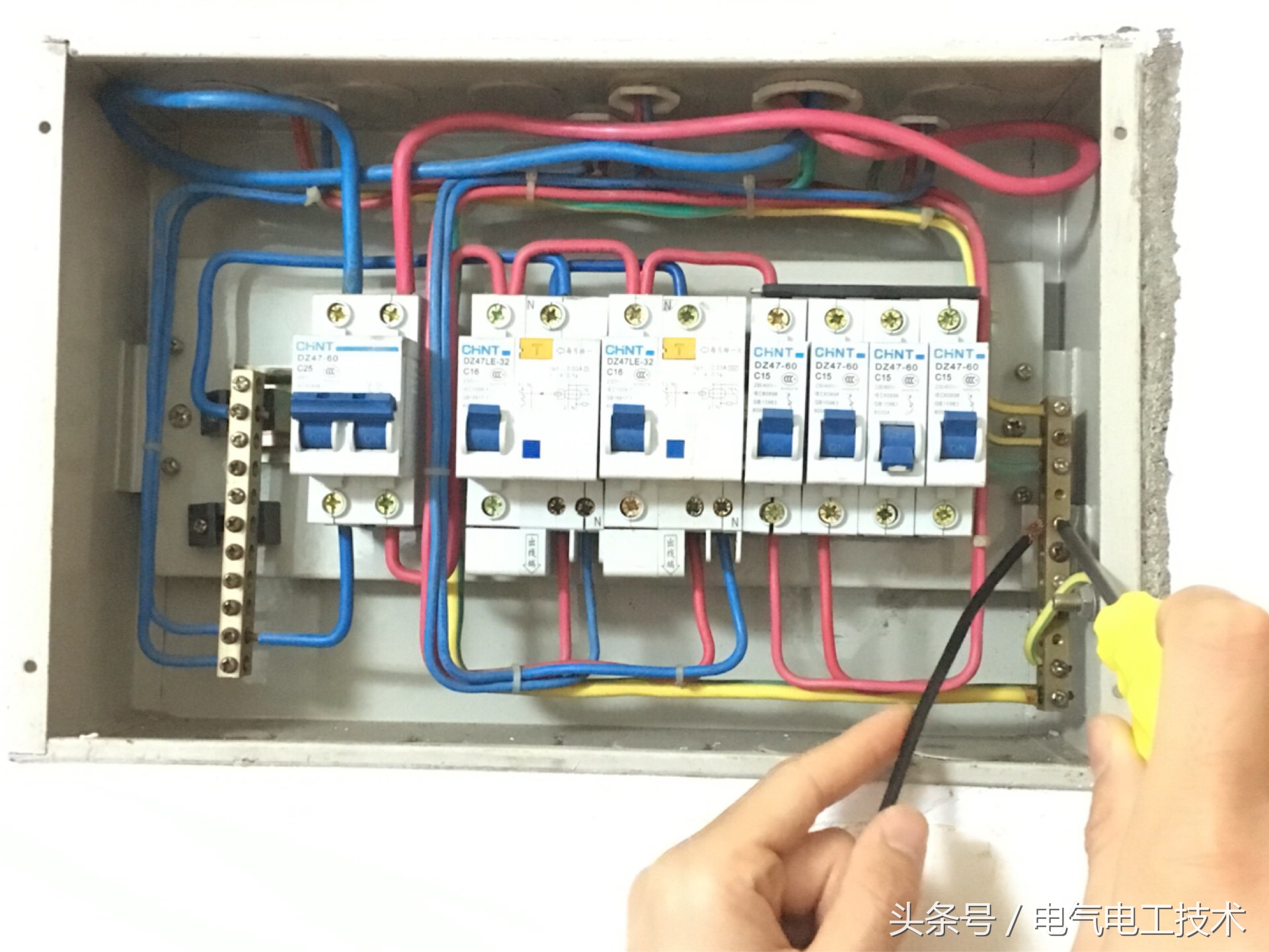 配电箱火线零线地线怎么接,家庭配电箱火线零线地线的接法