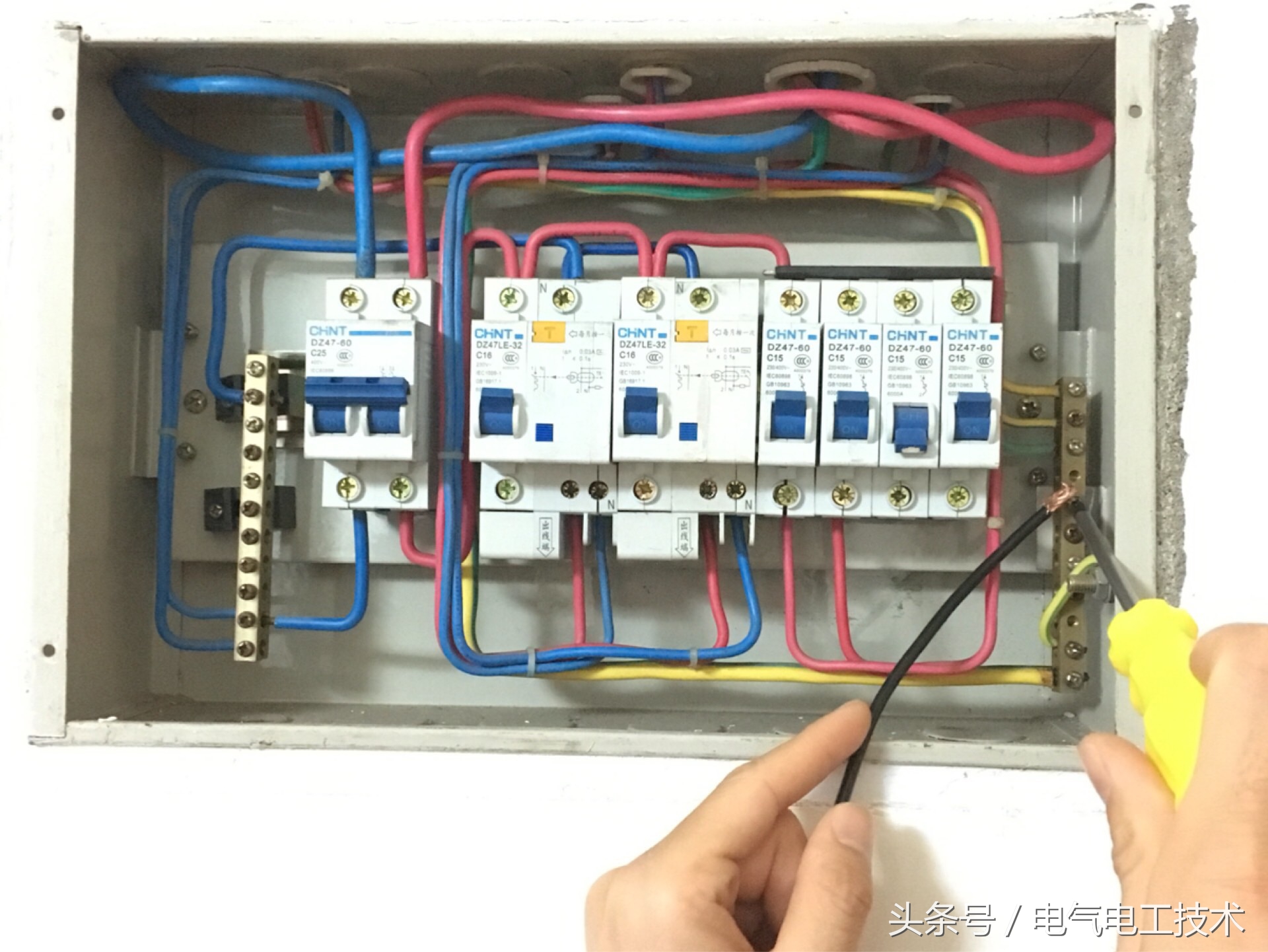 配电箱带电：火线零线地线怎么接？哪个先？老电工：接线顺序很重要