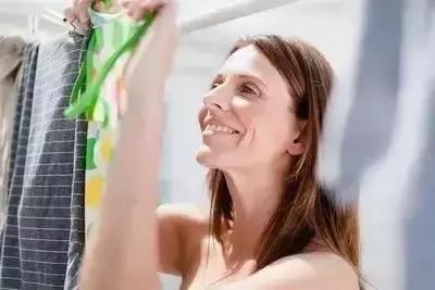 衣服不管染上什么只需一招,衣服染到污渍怎么洗掉