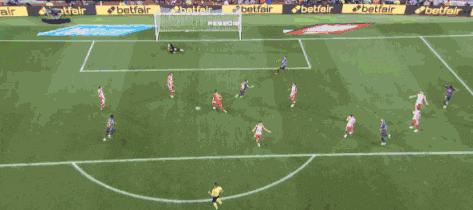 梅西首秀明星反应,梅西首秀遭凶狠肘击暴力对待