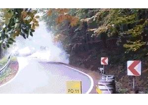 每天一贱：妹子挤完地铁，裤子就成这样了