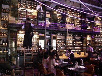 这只“大公鸡”一开业就王炸，5000瓶限量好酒碾压沙雕土豪！