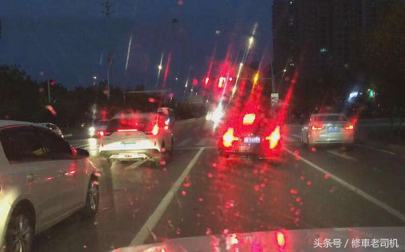 晚上前挡风玻璃看不清怎么办,汽车前挡风玻璃模糊反光清理妙招