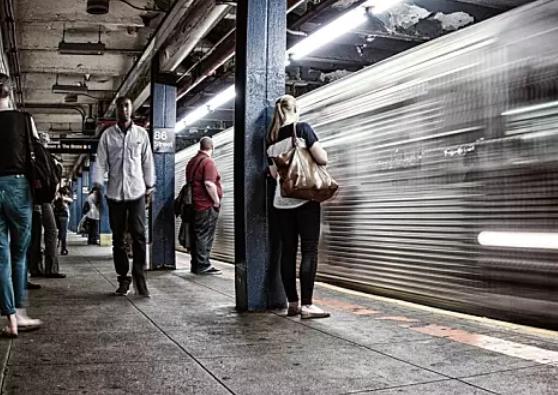 一到下班就想“失联”,下班后的微信到底该不该回?如何回?