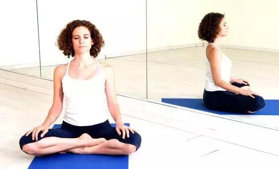 瑜伽虐腹八个动作,瑜伽初学动作入门在家练