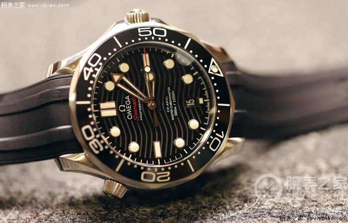 万国和欧米茄哪个走时更准,欧米茄海马300走时准吗