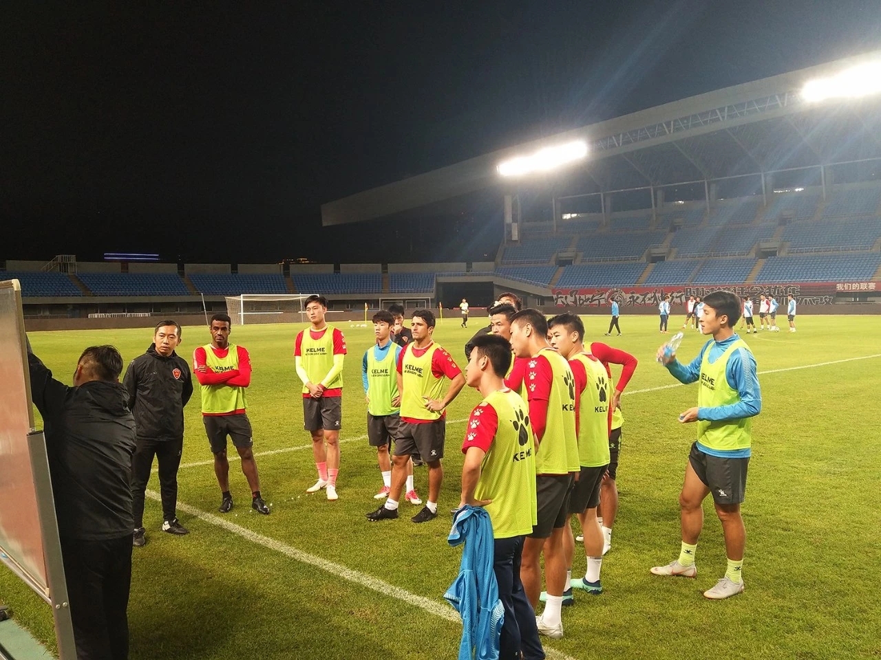 客场战辽宁，梅县代理主帅带战术板，适应场地是进行战术安排