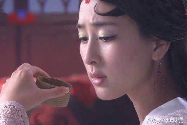 广寒宫那么多宫娥，为啥猪八戒非要*戏调**嫦娥，而不*戏调**别人？