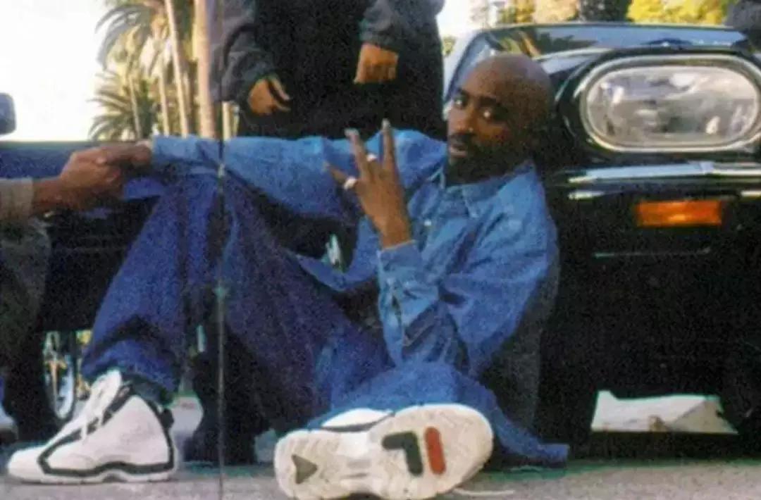 人手一件的FILA品牌，到底是怎么火的？