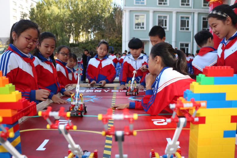 看！机器人来了——2018年“全国科普日”暨“双鸭山市金秋科普日”酷炫启幕