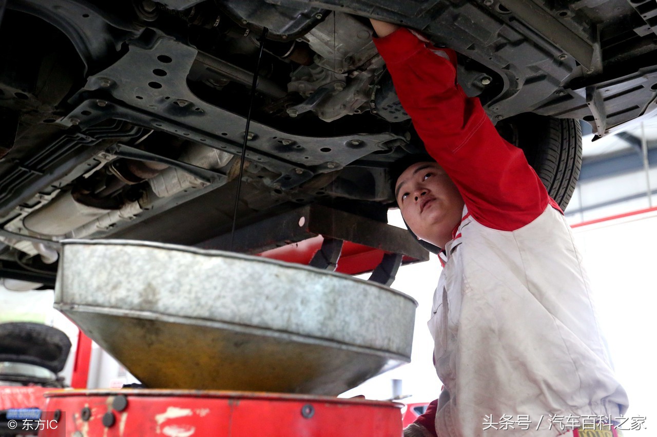 机油换了没多久颜色变黑正常吗,机油变黑是什么原因