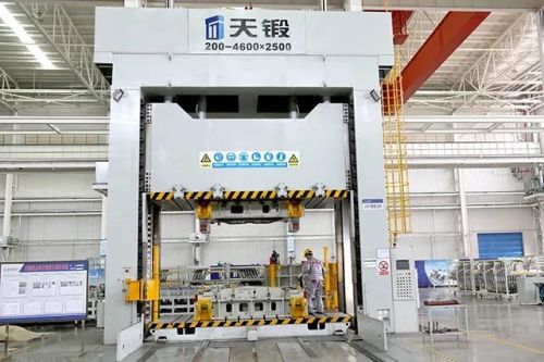 探秘中国汽车制造高质量发展：国金GM3生产线之冲压车间