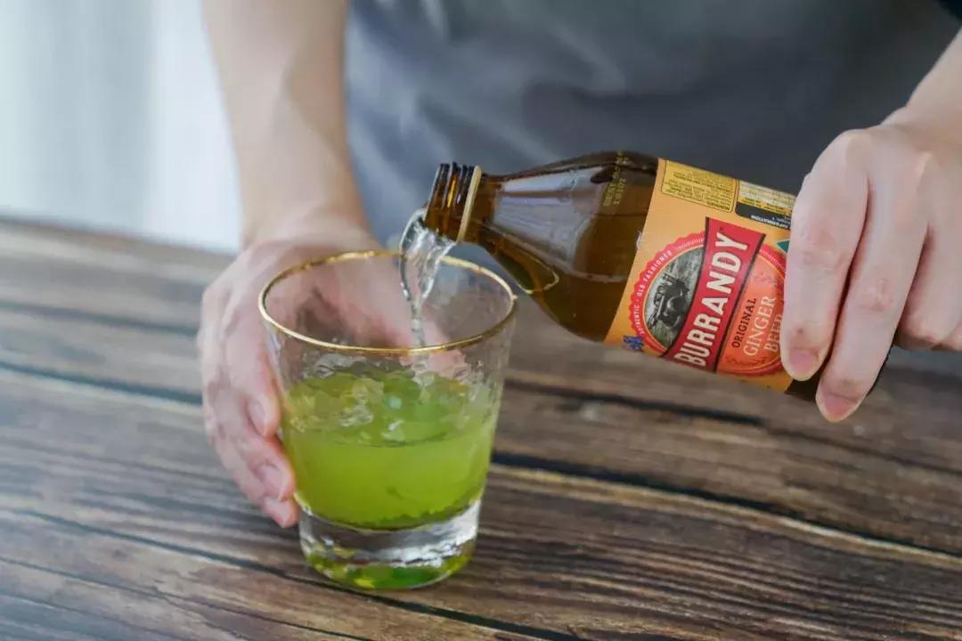 工作累了喝一杯小酒,上班这么辛苦还要回家做饭